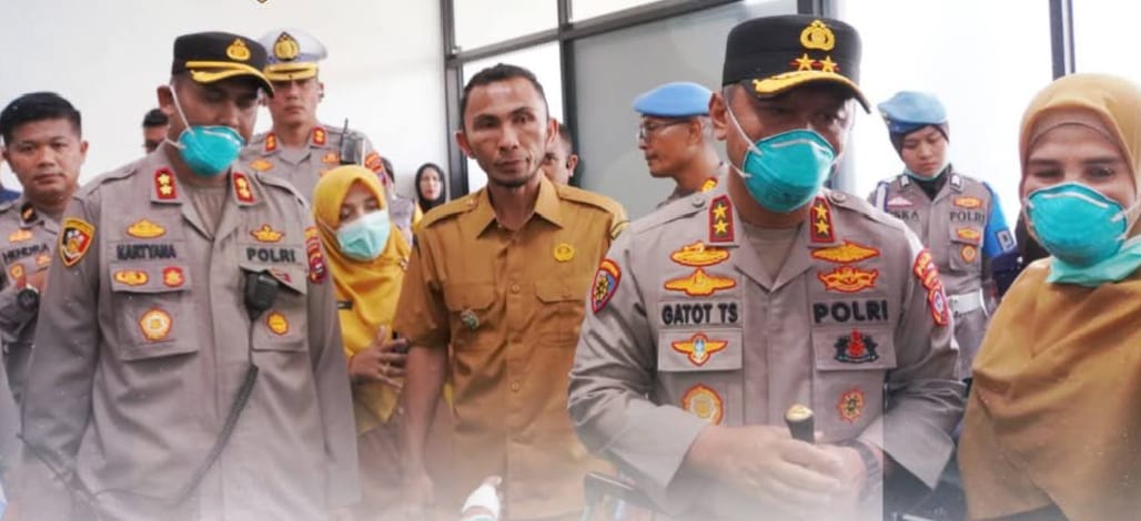 Kapolda Sumbar didampingi Wawako Allex saat melihat para korban di RSUD Padang Panjang.